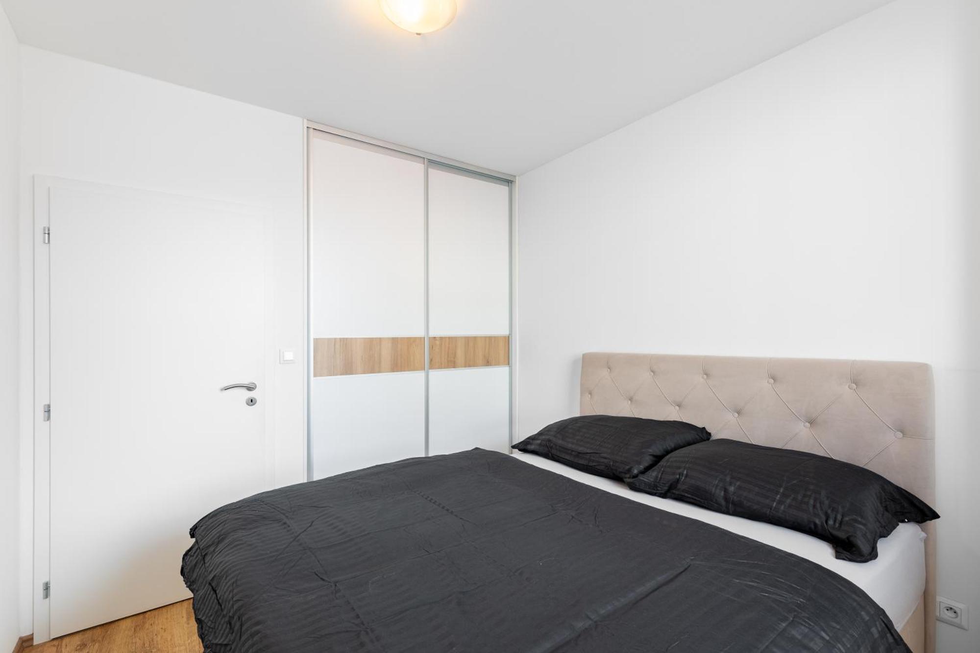 Leo Apartment - Ac & Free Parking Bratislava Exteriör bild